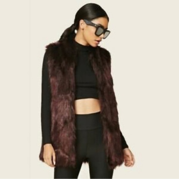 Sebby Collection Women’s Faux Fur Vest Size M Burgundy Knit Back Hook Closure - Picture 1 of 10